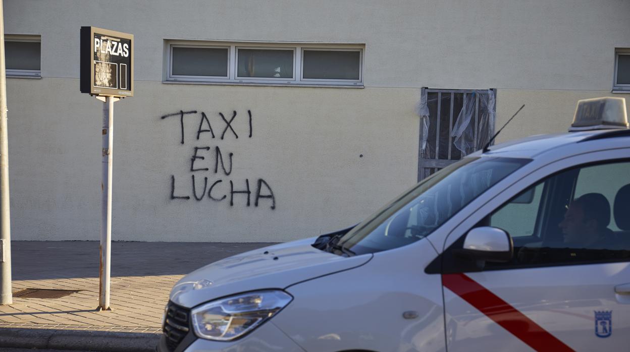 Los taxistas alegan entre otros argumentos que la magistrada no es imparcial, ya que Elpidio Silva - que defiende al sector del taxi- fue ya juzgado por la magistrada cuando resultó suspendido por el Caso Miguel Blesa