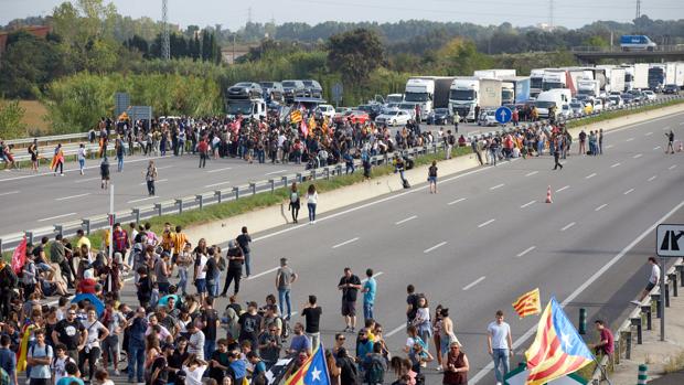 Los transportistas se dejan 25 millones al día por las revueltas de Cataluña