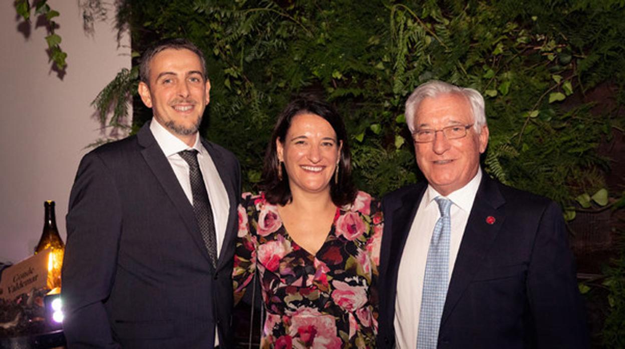 Antonio Orte, director técnicoy enólogo, Ana Martínez Bujanda y Jesús Martínez Bujanda, propietario de Bodegas Valdemar