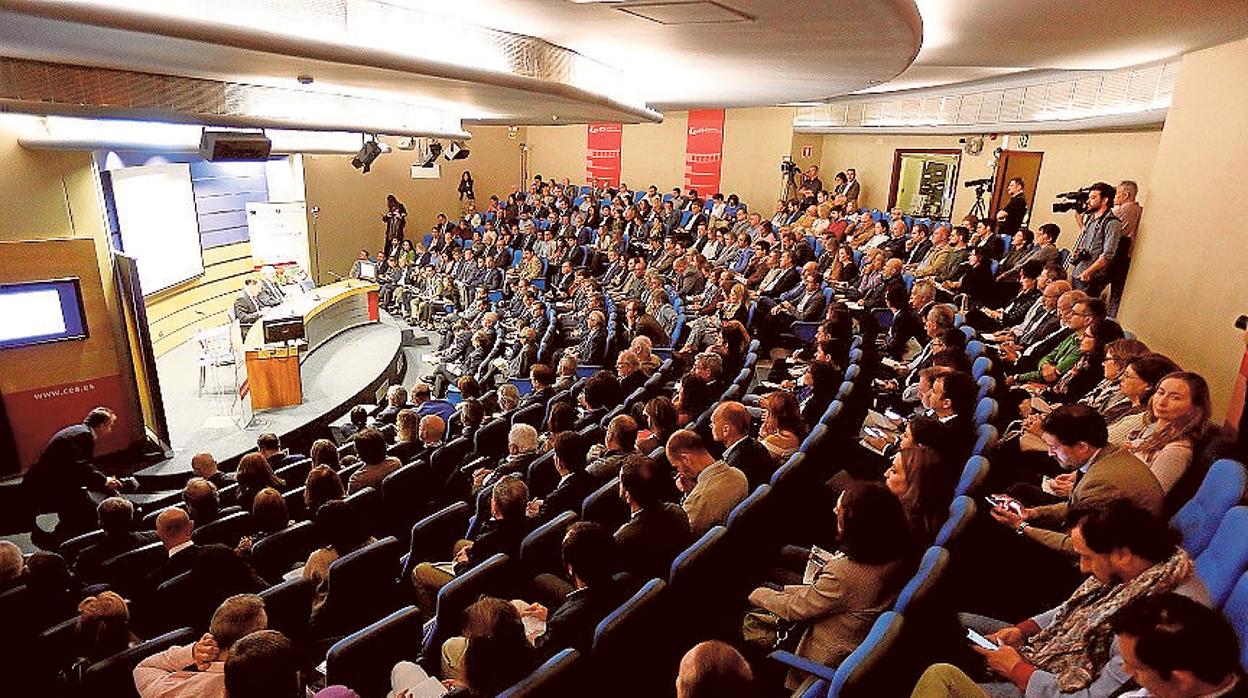 Más de 300 empresarios abarrotaron el salón de actos de la CEA. En la foto pequeña, Javier González de Lara y Rogelio Velasco