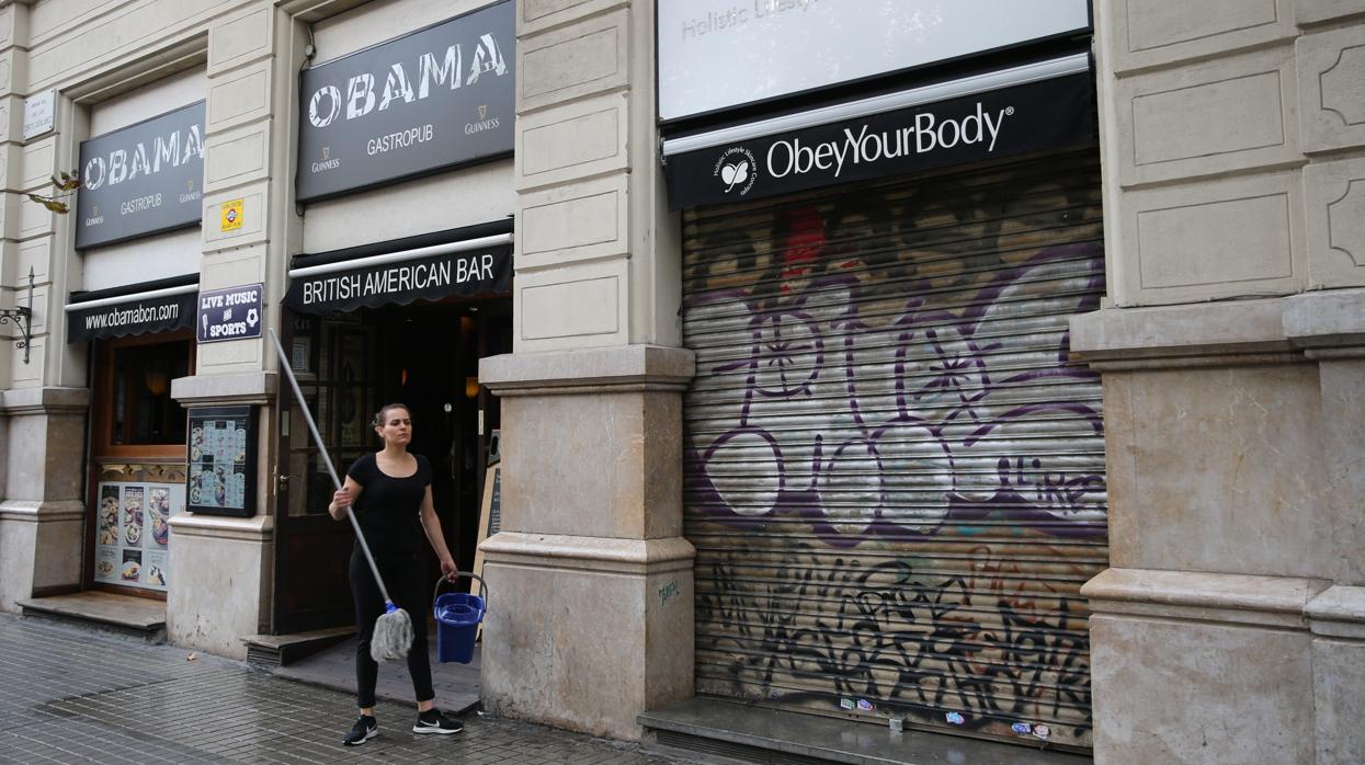 Trabajadora en Barcelona durante la huelga general del pasado 18 de octubre