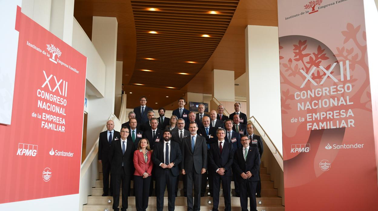 Foto de familia antes de la inauguración del XXII Congreso Nacional de la Empresa Nacional con la ministra de Economía, el presidente de la Región de Murcia y el Rey