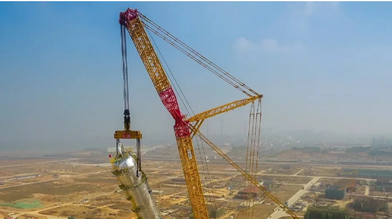 Trabajos de la grúa para levantar la torre de lavado del complejo petroquímico