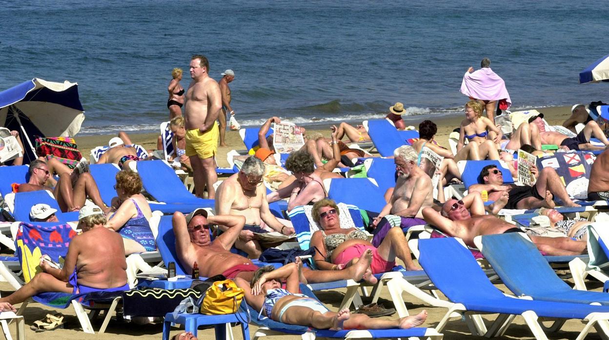 Turistas en la playa de Las Canteras de Las Palmas de Gran Canaria