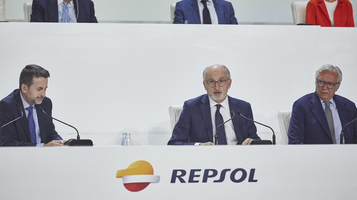 Imagen de la junta de Repsol con el presidente, Antonio Brufau (centro), y el consejero delegado, Josu Jon Imaz (i)