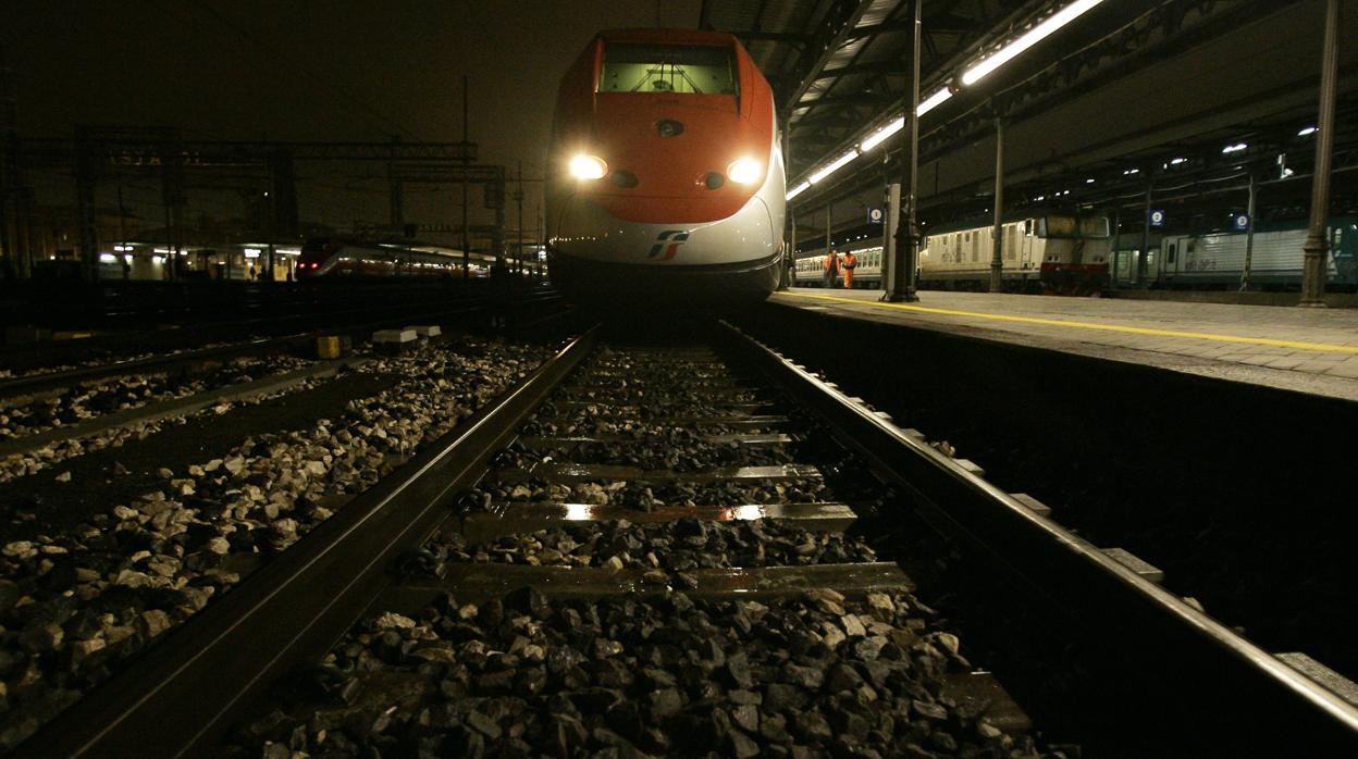 Tren de alta velocidad de la compañía Trenitalia en la estación de Bolonia