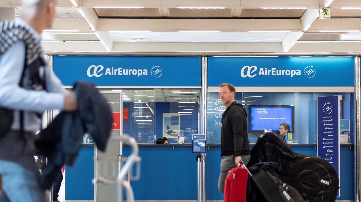 Varios viajeros pasan este lunes ante las oficinas de Air Europa en la terminal de salidas del aeropuerto de Palma