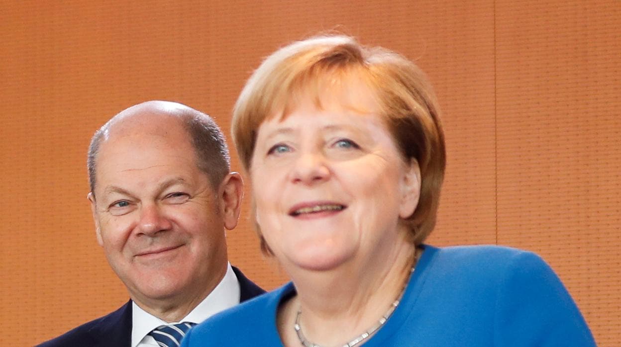 La canciller alemana, Angela Merkel (dcha) junto a su ministro de Finanzas Olaf Scholz (izda)