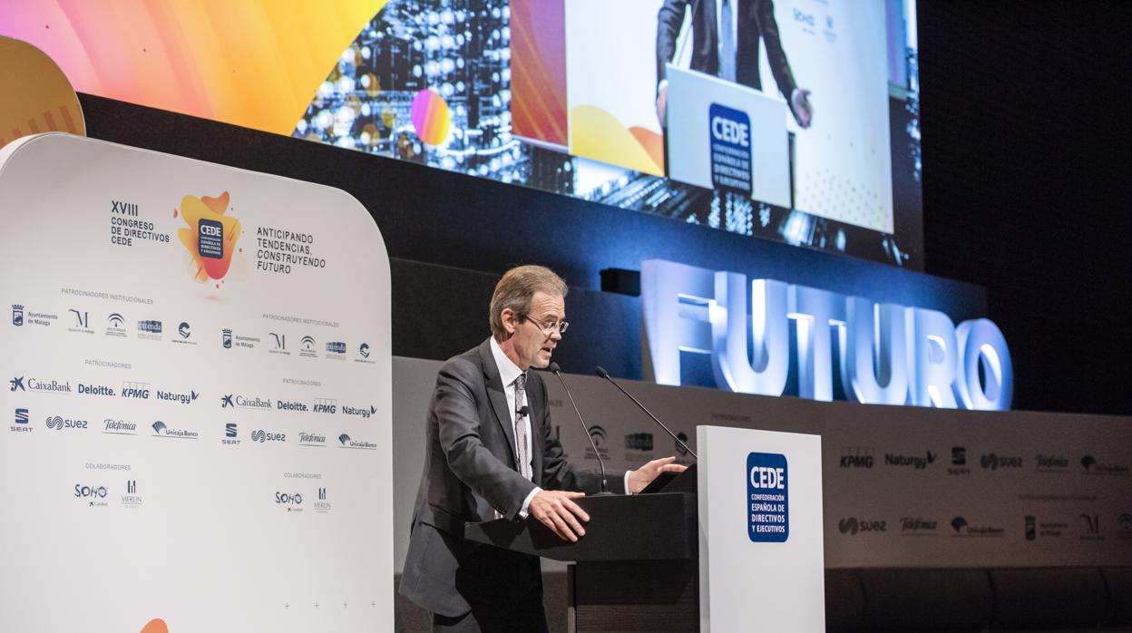 El presidente de Caixabank, Jordi Gual, durante su participación en el XVIII Congreso de Directivos CEDE, celebrado en Málaga