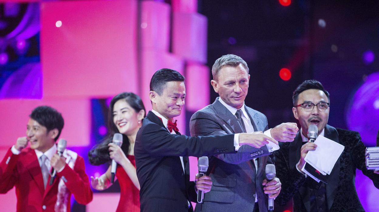 El presidente del gigante chino del comercio electrónico Alibaba, Jack Ma (izda), aparece junto al actor Daniel Craig (centro) celebrando el Día del Soltero