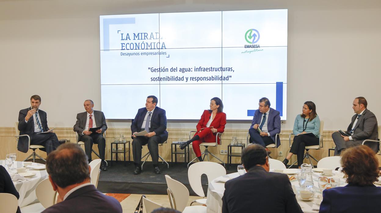 Javier Rubio, redactor jefe de ABC, (izquierda) moderó la mesa redonda celebrada en la Casa de ABC de Sevilla