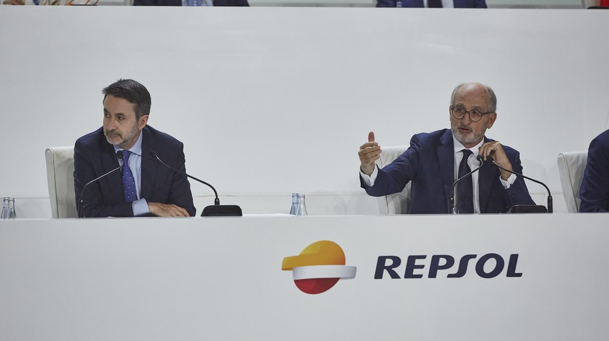 El consejero delegado de Repsol, Josu Jon Imaz (i), y el presidente, Antonio Brufau (d)