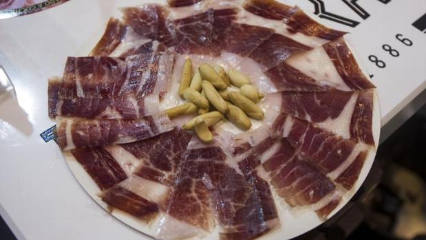 El mejor jamón en lonchas 100% ibérico de bellota se vende en paquetes de menos de 17 euros, según la OCU