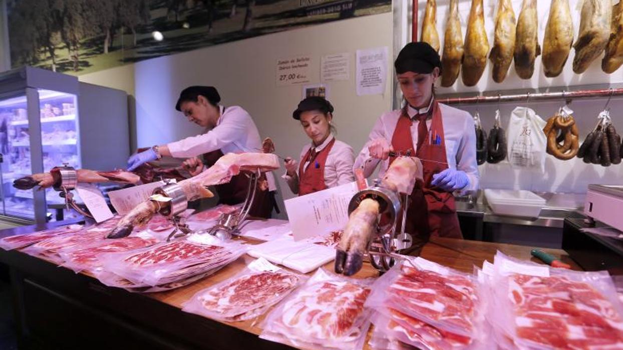 Los colores del etiquetado y la forma de la pata, las pistas que identifican un buen jamón ibérico