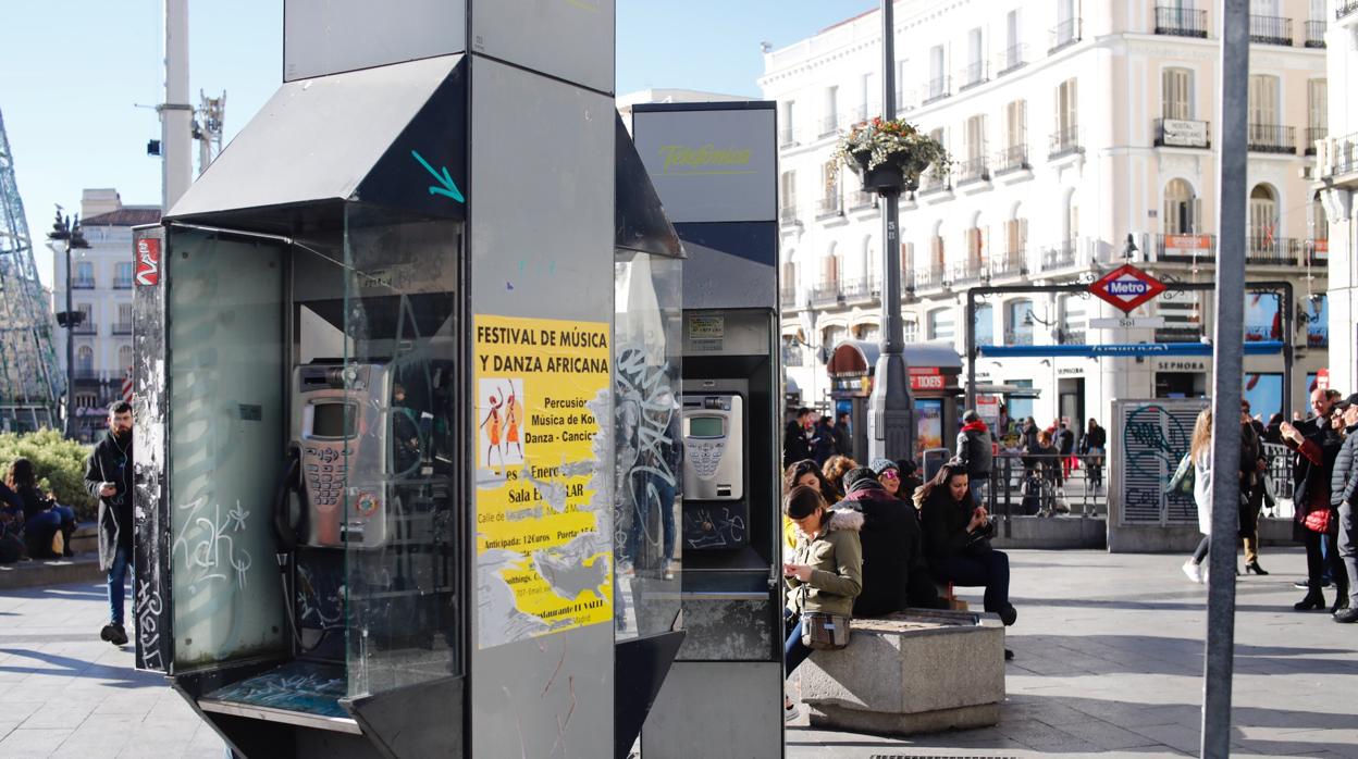 Imagen de dos cabinas de teléfono en la puerta del Sol de Madrid