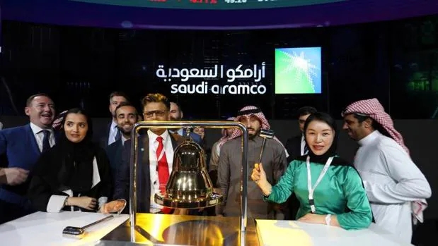 La petrolera Aramco debuta en la Bolsa de Riad con una subida del 10%