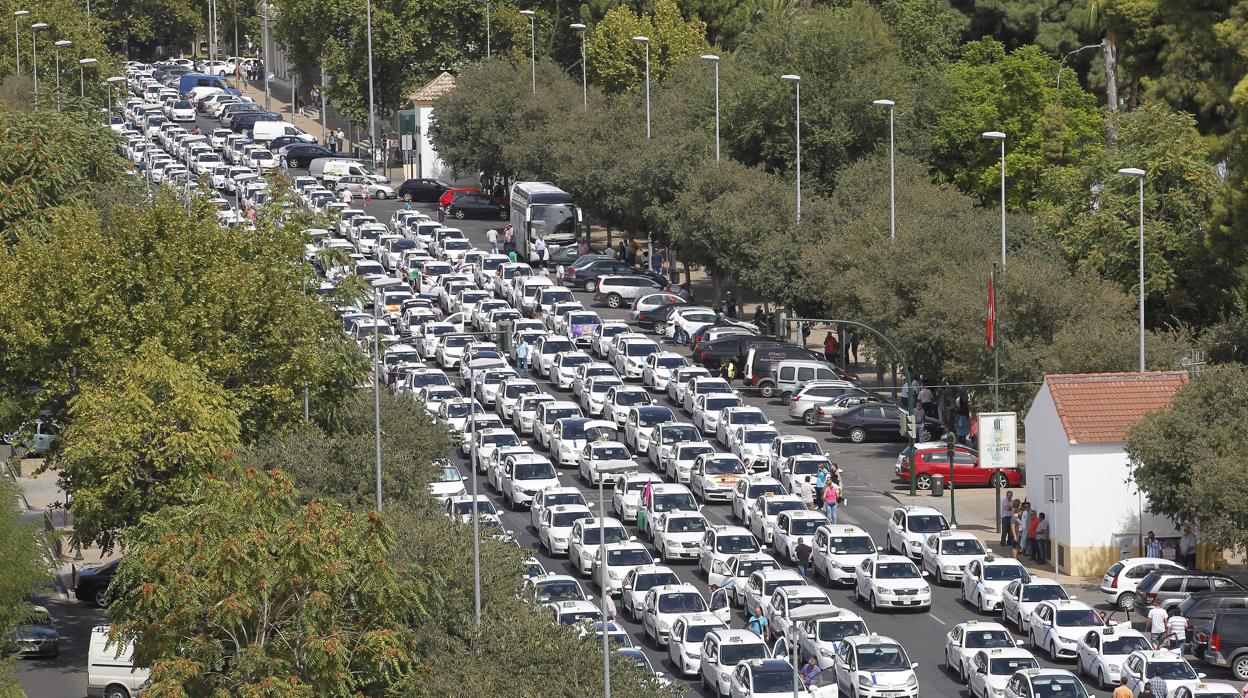 Manifestación de taxis en contra de la presencia de VTC en los centros de las ciudades