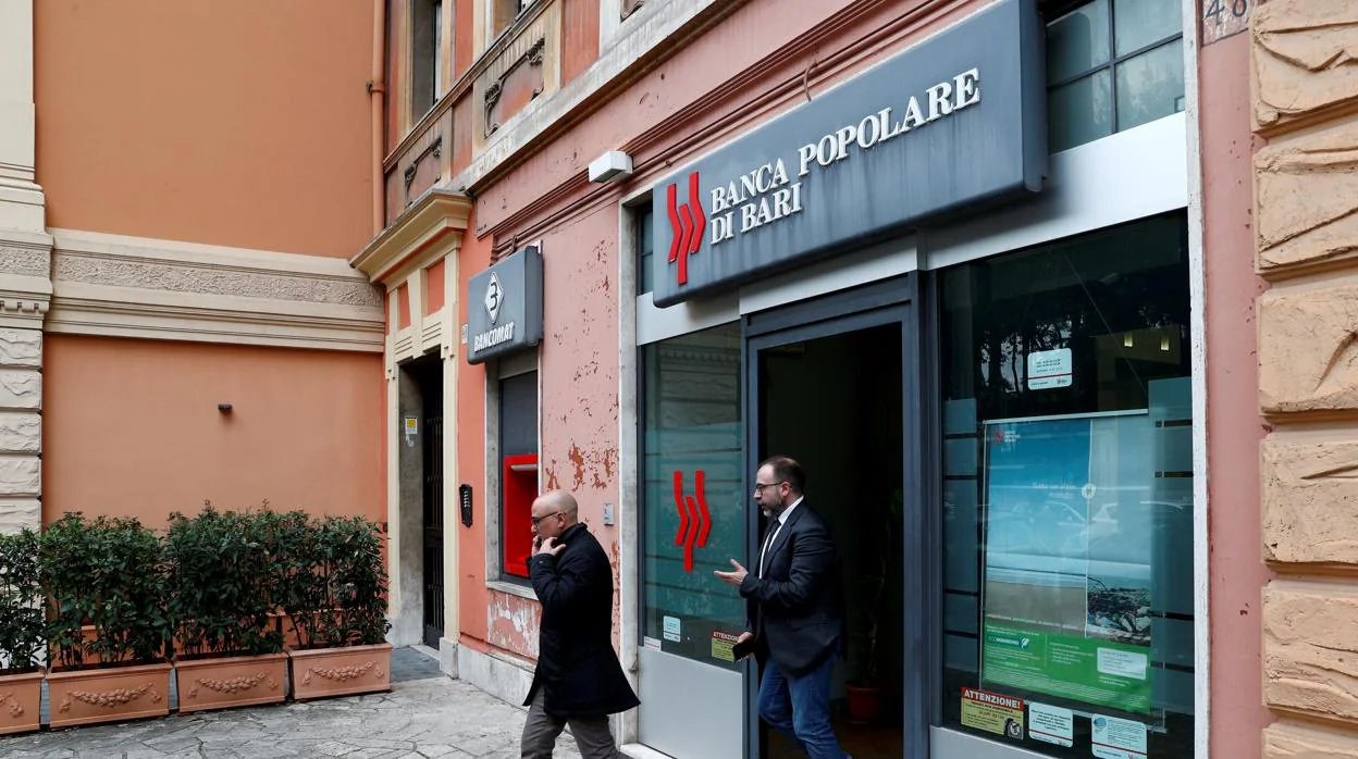Dos clientes saliendo de una sucursal de Banca Popolare di Bari