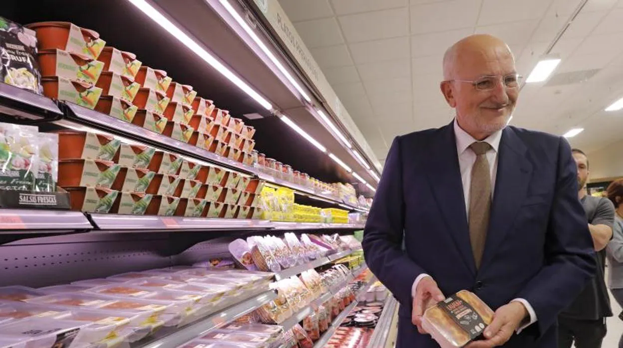 El presidente de Mercadona, Juan Roig, en la sección «Listo para Comer» de su cadena de supermercados