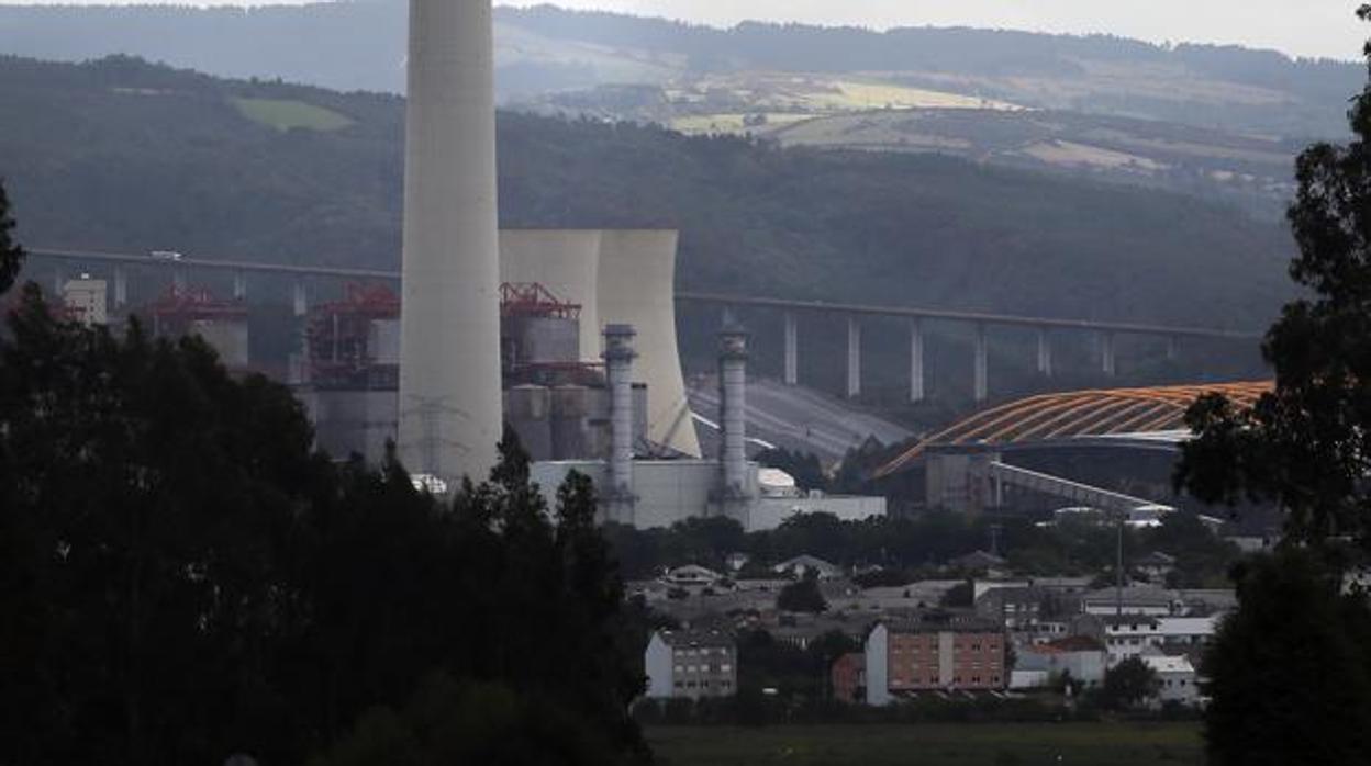 Vista de As Pontes, con la central al fondo