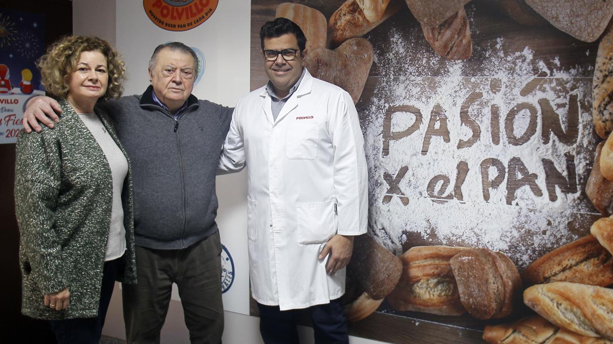 Fernando Polvillo, con sus hijos Lola y Carlos, en las instalaciones centrales del grupo