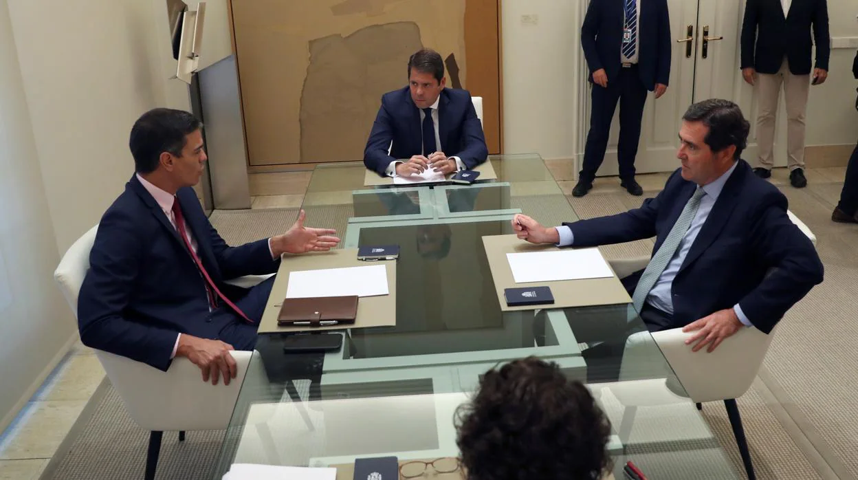 Pedro Sánchez, en una reunión en agosto con los presidentes de la CEOE, Antonio Garamendi y de la Cepyme, Gerardo Cuerva