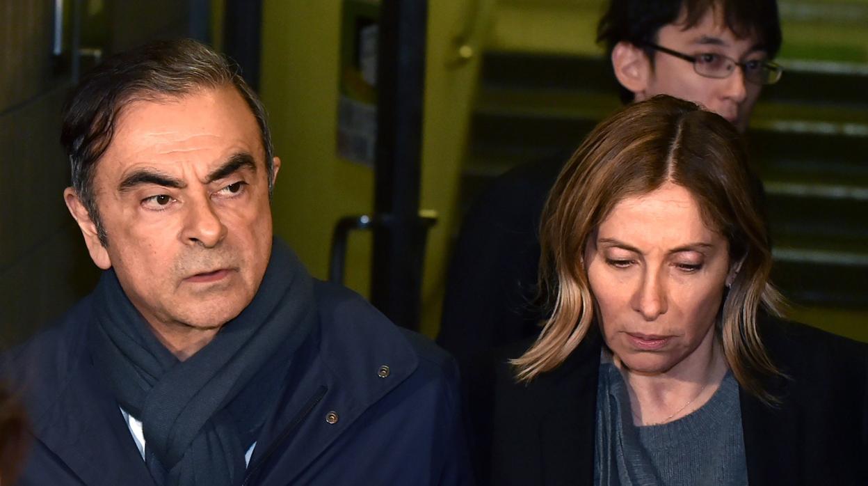 Carlos Ghosn junto a su mujer