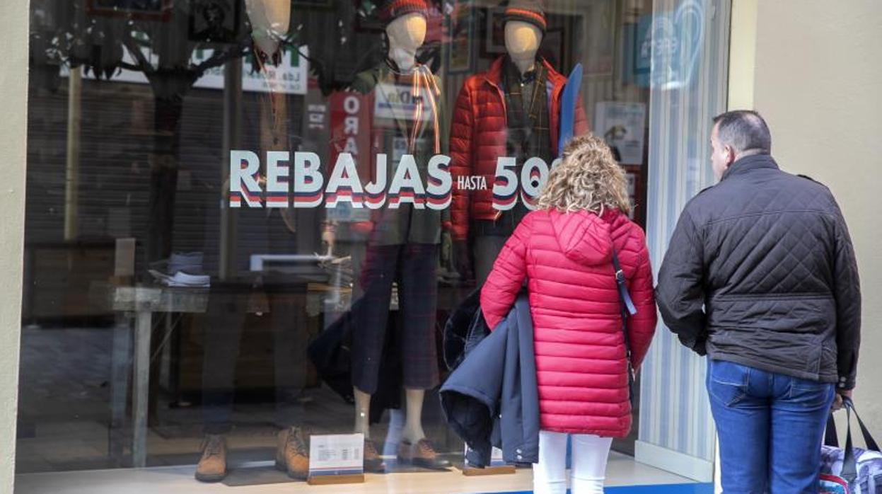 Las grandes marcas comienzan las rebajas con hasta un 50% de descuento y otras noticias económicas