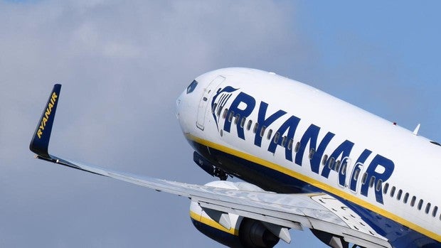 Ryanair echa el cierre a sus bases canarias sin haber notificado aún el despido a sus trabajadores