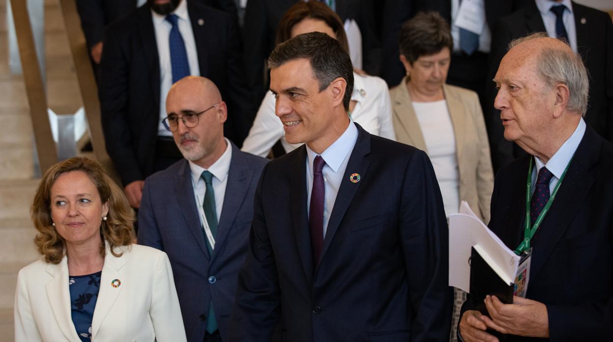 La vicepresidenta eocnómica del Gobierno, Nadia Calviño, y el presidente del Gobierno, Pedro Sänchez