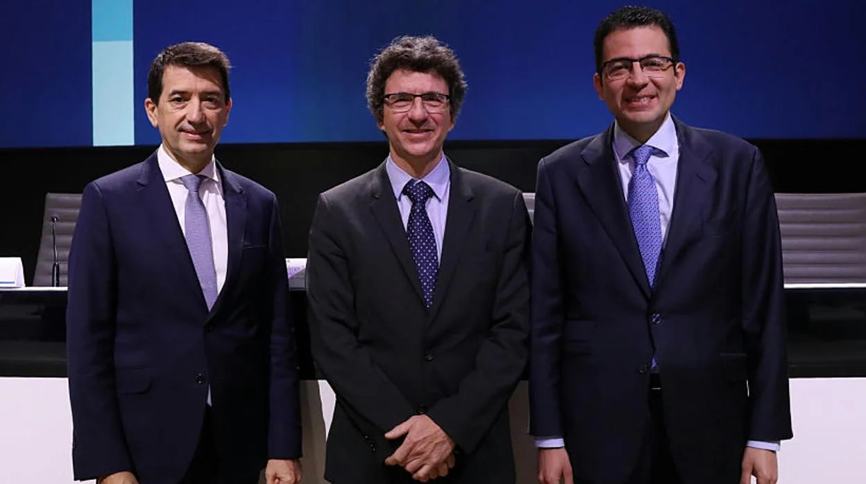De izquierda derecha los economistas de BBVA Research Rafael Domènech, Jorge Sicilia y Miguel Cardoso