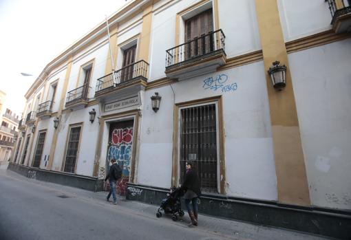 Fachada de la antigua sede de la Cruz Roja, ubicada en el número 6 de la calle Amor de Dios