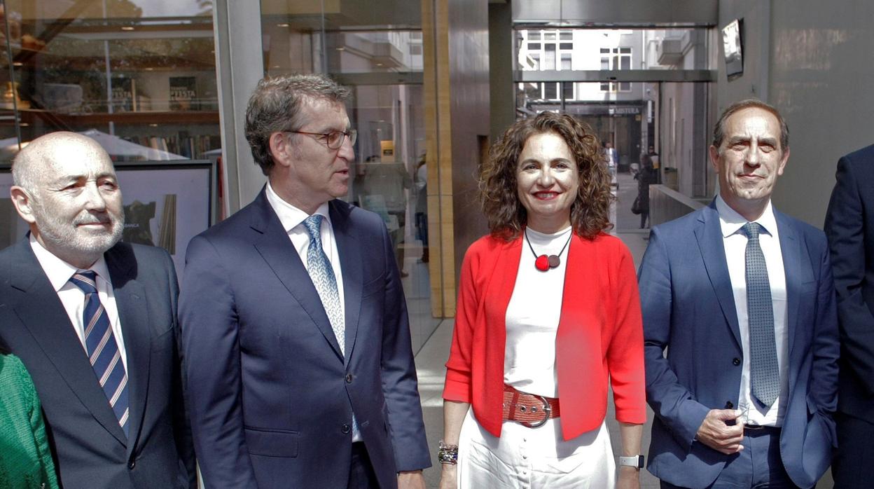 El presidente de Galicia, Alverto Núñez Feijóo, junto a la ministra de Hacienda, María Jesús Montero