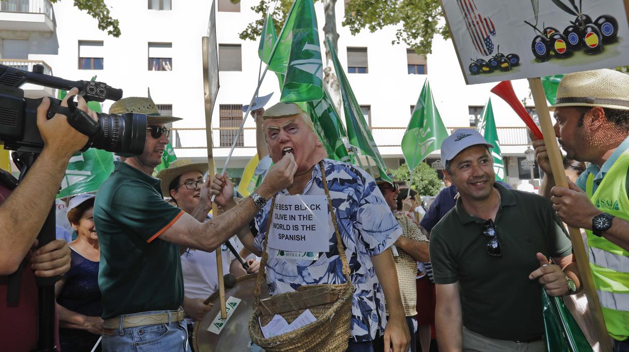 Protesta celebrada por olivareros en Sevilla contra los aranceles americanos