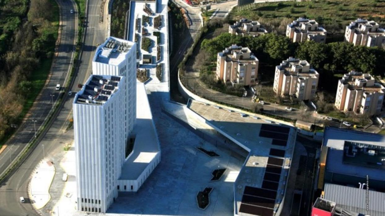 Las dos torres de Aljarafe Center acogen un hotel y oficinas, mientras que en la plaza hay locales comerciales y en el subterráneo un parking con mil plazas