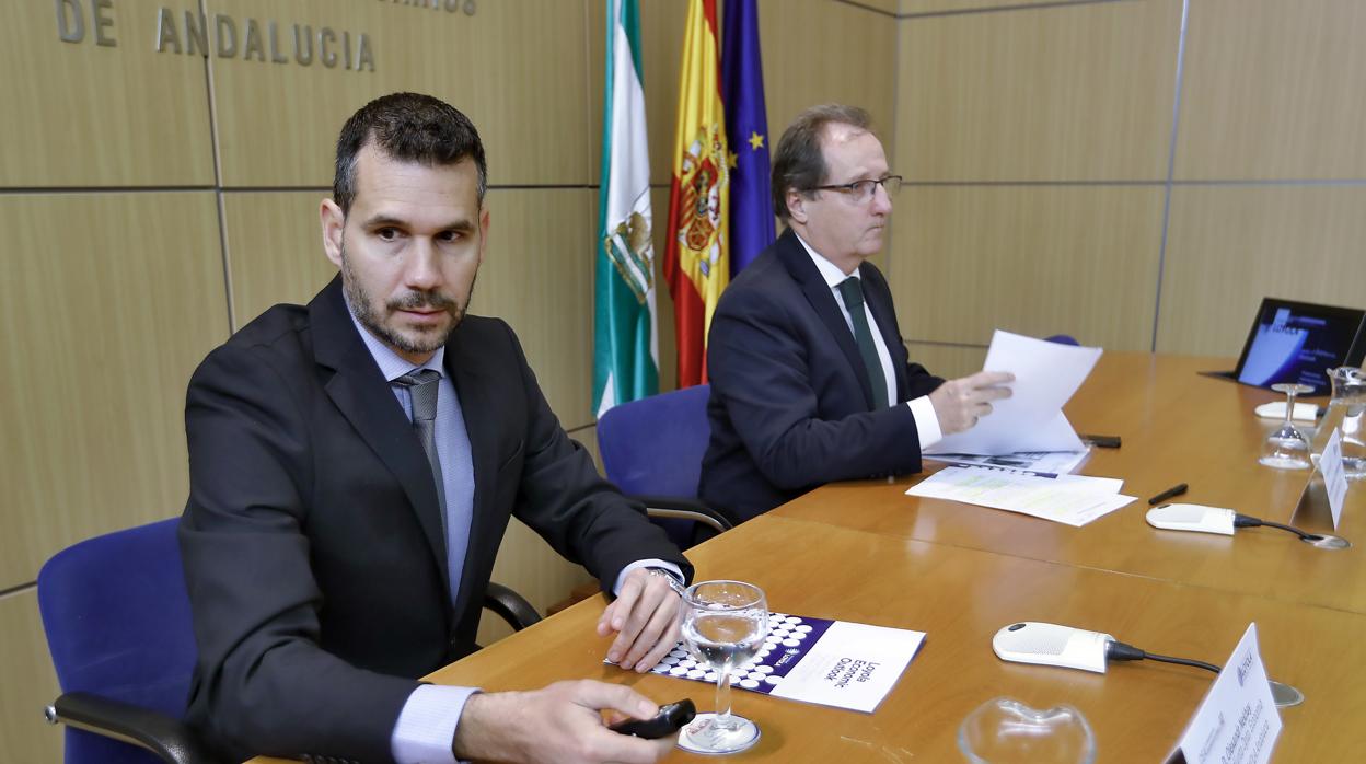 Olexandr Nekhay (i), profesor del Departamento de Economía de la Universidad Loyola y director del informe Loyola Economic Outlook, junto al secretario general de la CEA, Luis Fernández-Palacios