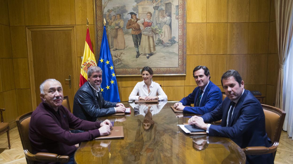 Yolanda Gómez: El pacto por el salario mínimo, un regalo a Sánchez