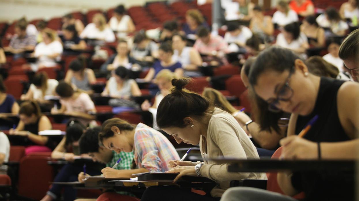 Jóvenes opositoras a maestras en Córdoba