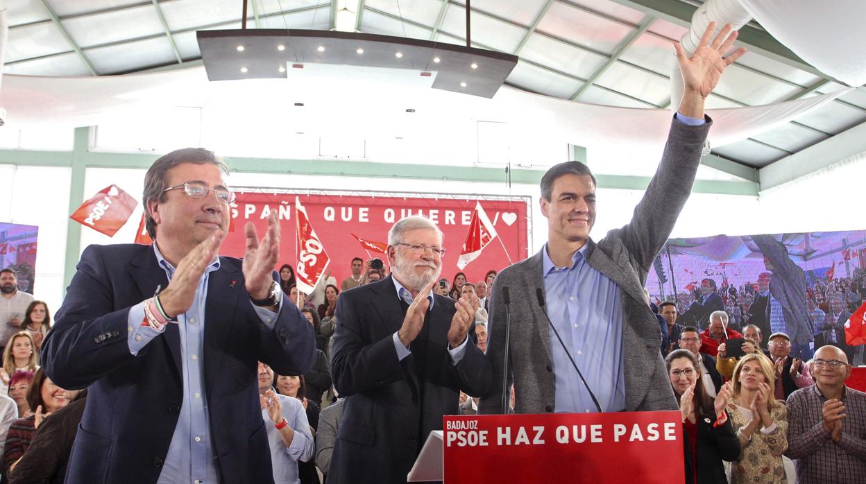 El presidente de la Junta de Extremadura, Guillermo Fernández Vara (izda) junto a su antecesor Juan Carlos Rodríguez Iberra y el actual presidente del Gobierno, Pedro Sánchez en una imagen de archivo