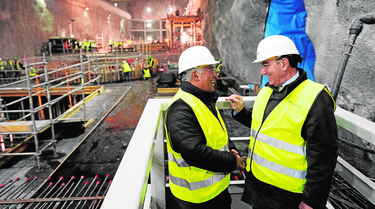 Ignacio Galán charla con el primer ministro luso, Antonio Costa, en las obras del complejo hidroeléctrico del río Támega