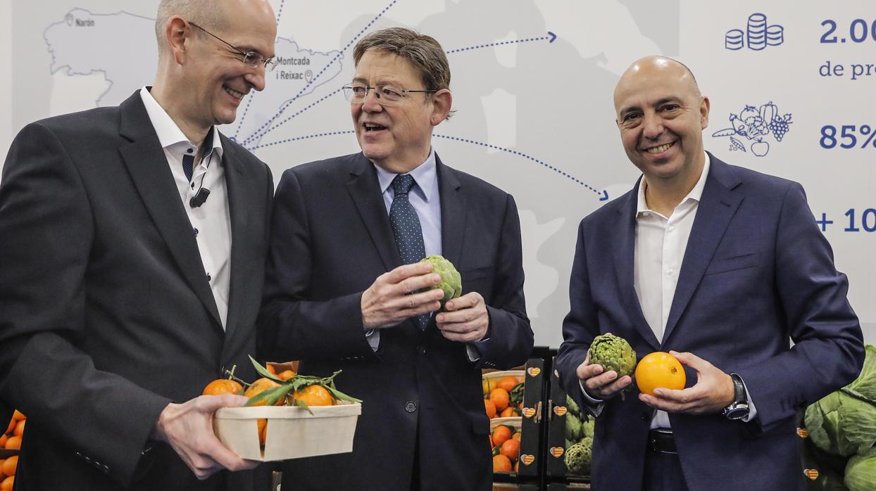 Ximo Puig,, presidente valenciano, flanqueado por Grischa Voss, director de Lidl en la Comunidad Valenciana, y Claus Grande, director general de Lidl en España