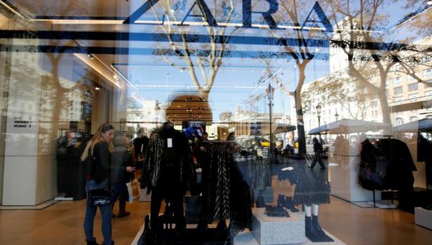 Zara tiene una valoración de marca similar a la de los seis grandes bancos españoles juntos