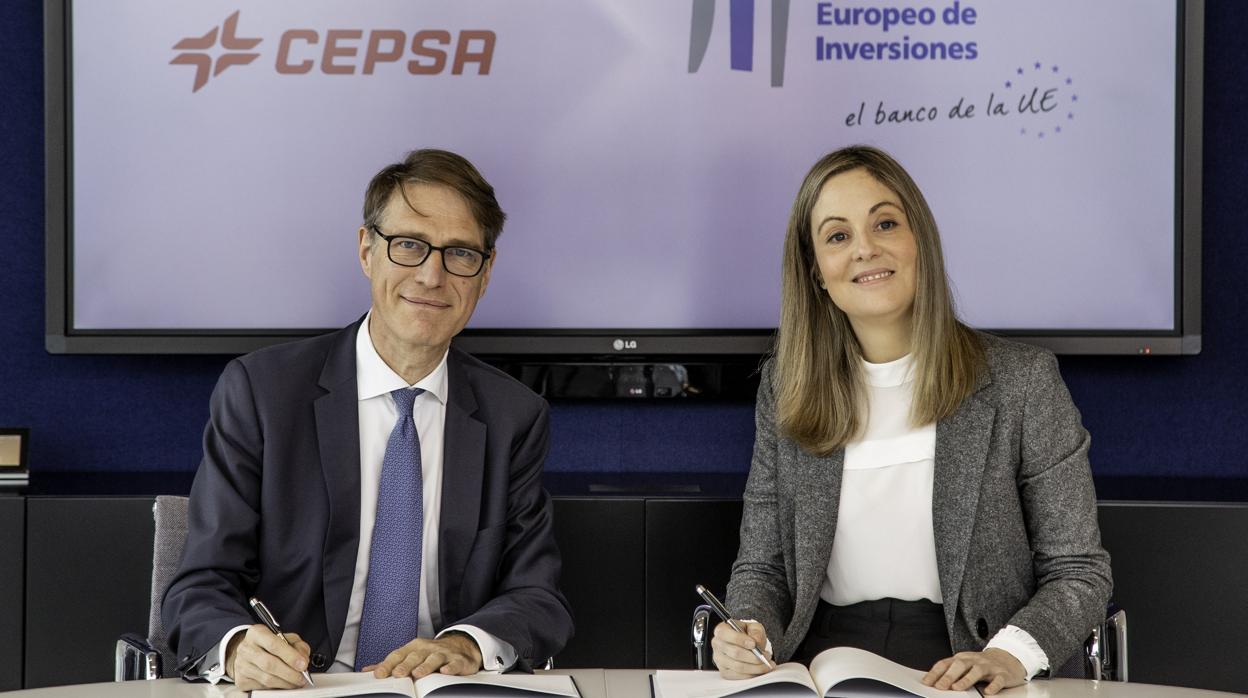 El consejero delegado de Cepsa, Philippe Boisseau, y la vicepresidenta del BEI, Emma Navarro, durante la firma