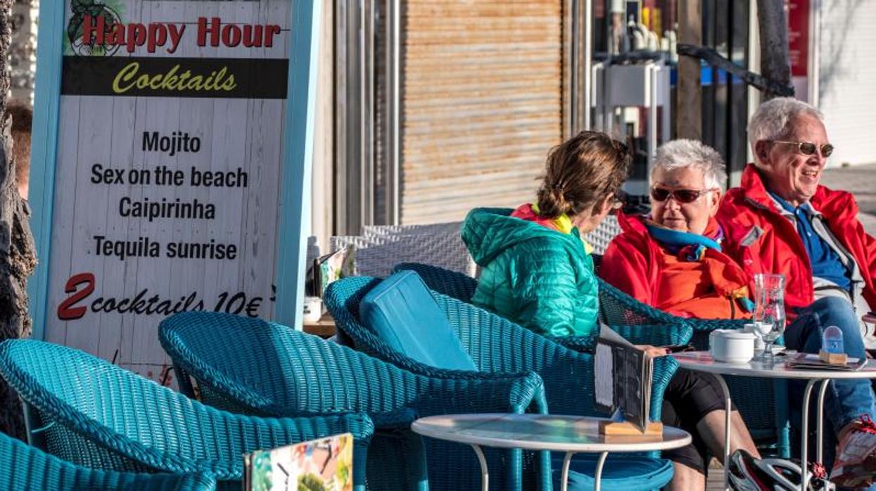 Turistas en una terraza de Mallorca