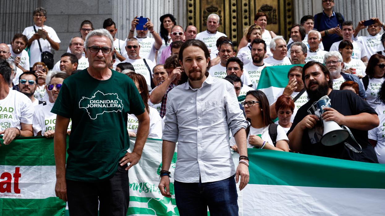 El sindicalista y exdiputado de Podemos Diego Cañamero junto a Pablo Iglesias