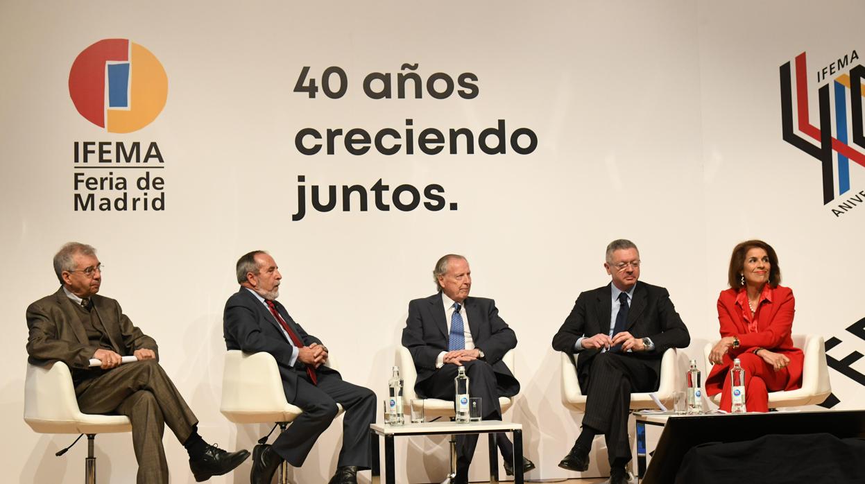 El cronista de la Villa Pedro Montoliu, Juan Barranco, José María Álvarez del Manzano, Alberto Ruiz-Gallardón y Ana Botella, durante la jornada