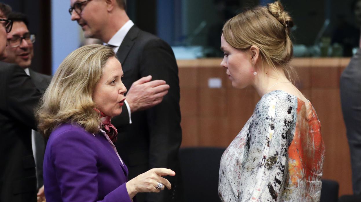 La vicepresidenta económica del Gobierno, Nadia Calviño, junto a la ministra de Economía finesa Katri Kulmuni