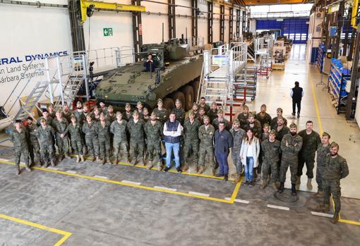 Las tripulaciones en el taller sevillano de Santa Bárbara Sistemas