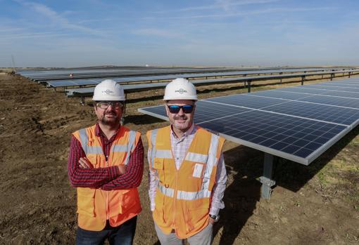 De izquierda a derecha, Rubén Tenorio y Manuel Martínez, director de Construcción y «project manager» de la planta de Don Rodrigo II, respectivamente, complejo aún en construcción