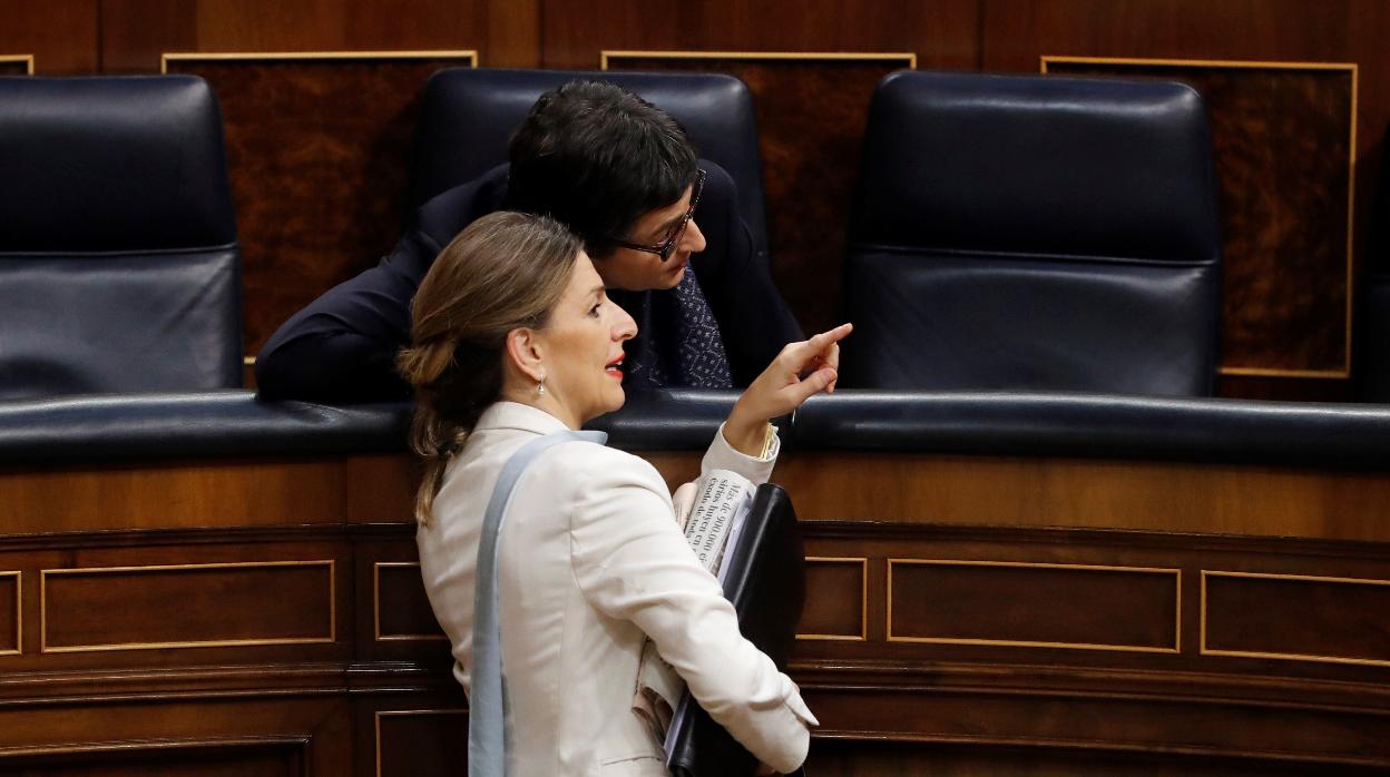 La ministra de Exteriores, Arancha González Laya conversa con su homóloga de Trabajo y Economía Social, Yolanda Díaz durante la sesión de control celebrada este miércoles en el Congreso de los diputados en Madrid
